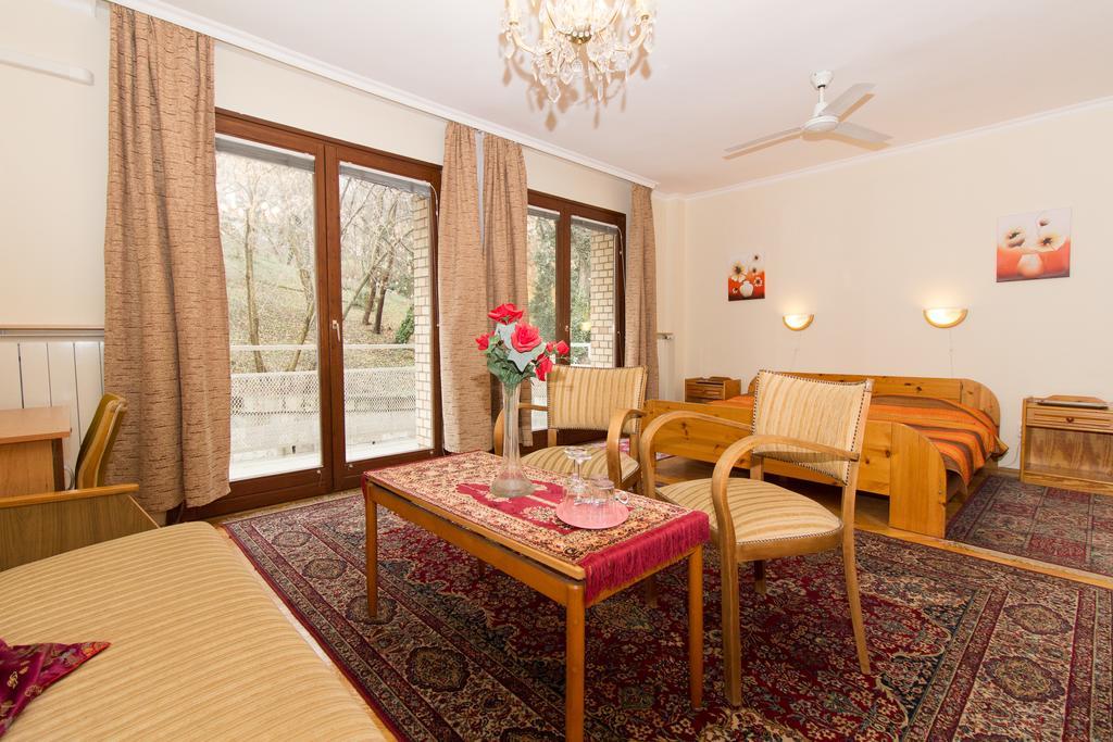 Budavar Bed And Breakfast Budapest Ngoại thất bức ảnh
